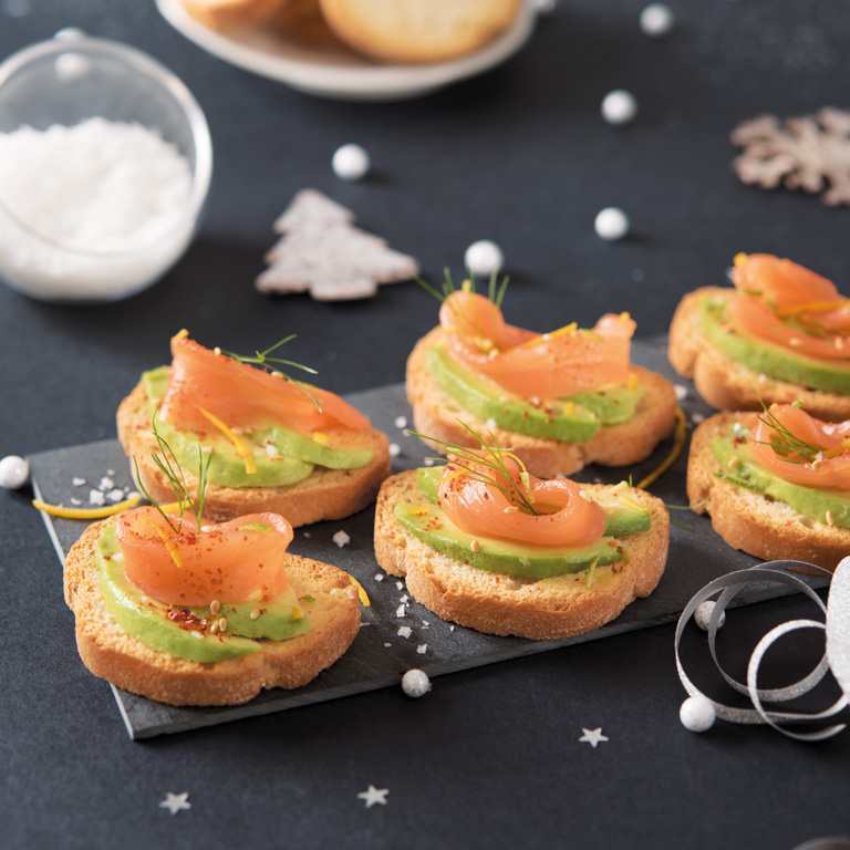 Mini toasts saumon & avocat aux agrumes